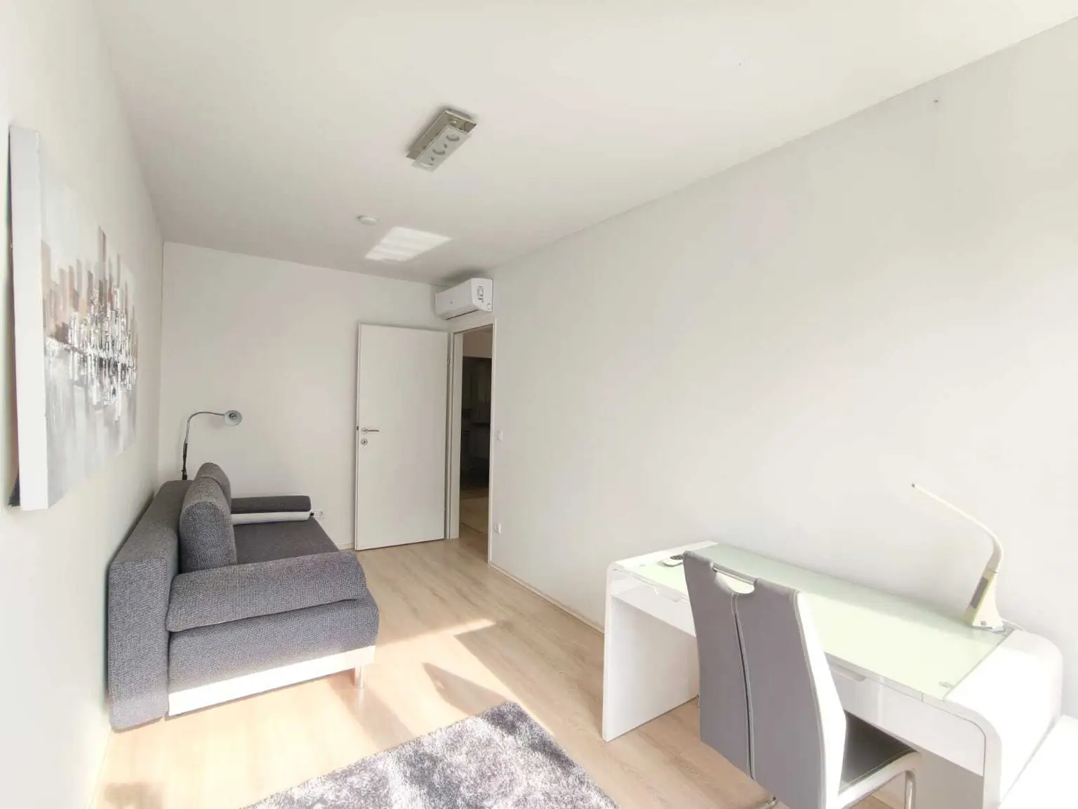 Moderne 3 Zimmerwohnung inkl. Balkon + 2 Garagenplätze!