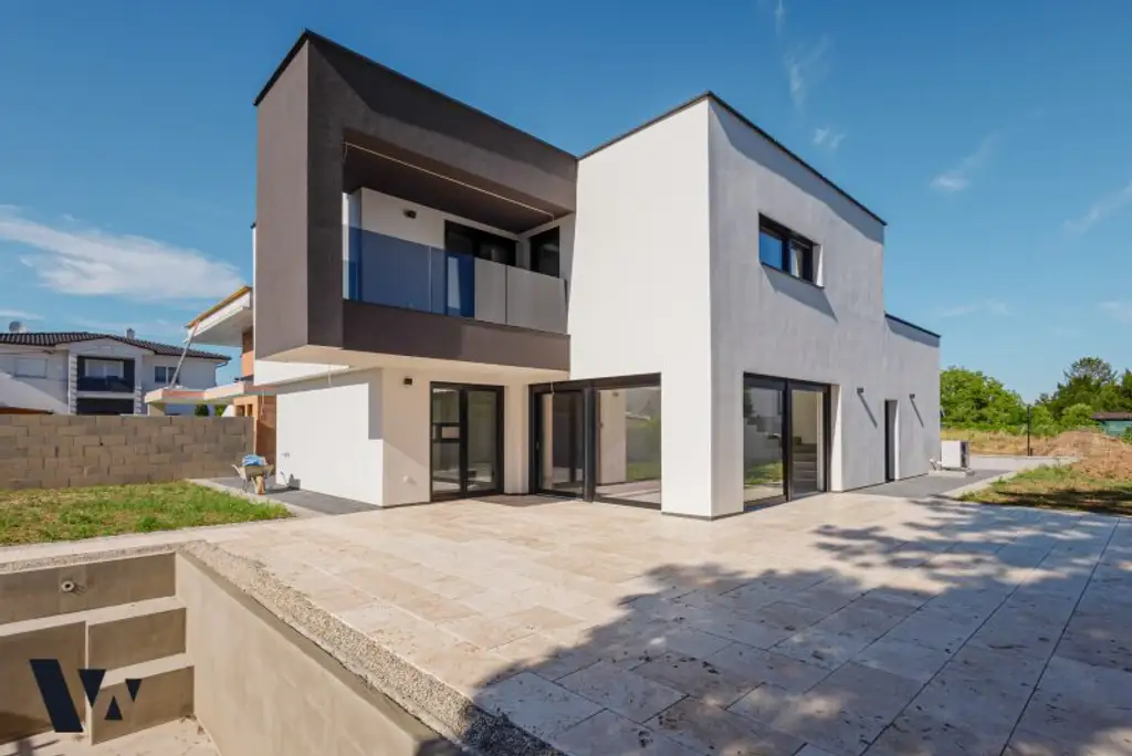 MODERNES DESIGNERHAUS MIT GARTEN & POOL | ERSTBEZUG | VIDEO-PRÄSENTATION
