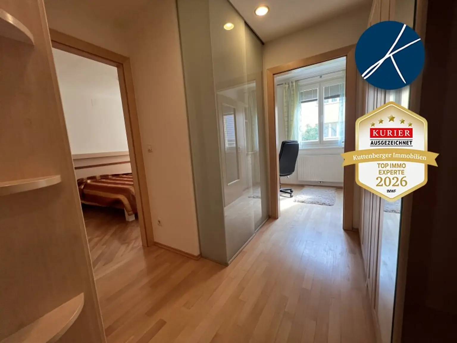 Blick Schlafzimmer und Homeoffice