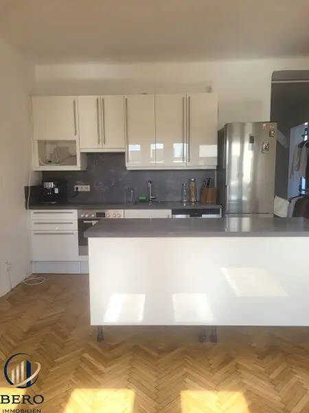 "Diese 5 Zimmer-Altbauwohnung mit sonniger Terrasse wartet genau auf SIE"