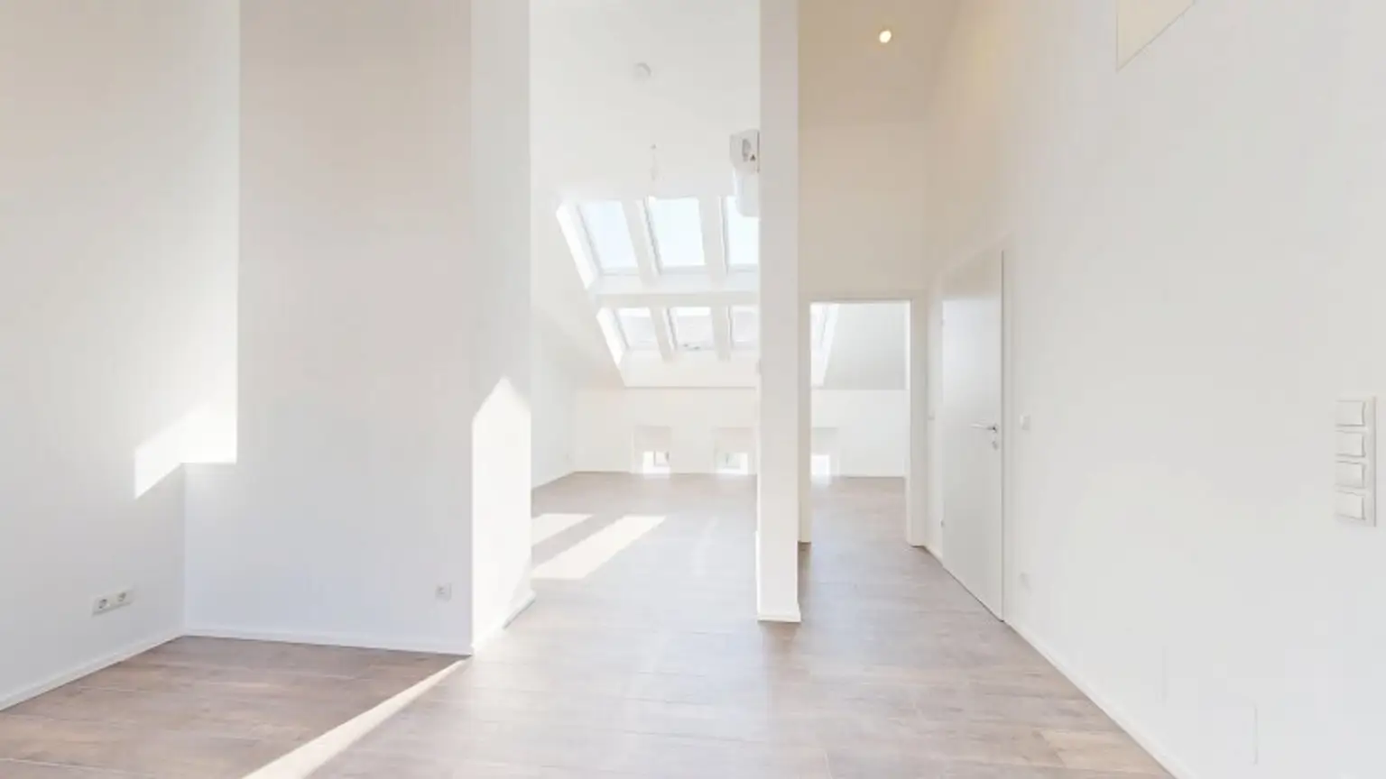 Moderne 2-Zimmer Dachgeschosswohnung | Terrasse | Klimaanlage | Nähe Café Hummel | Erstbezug
