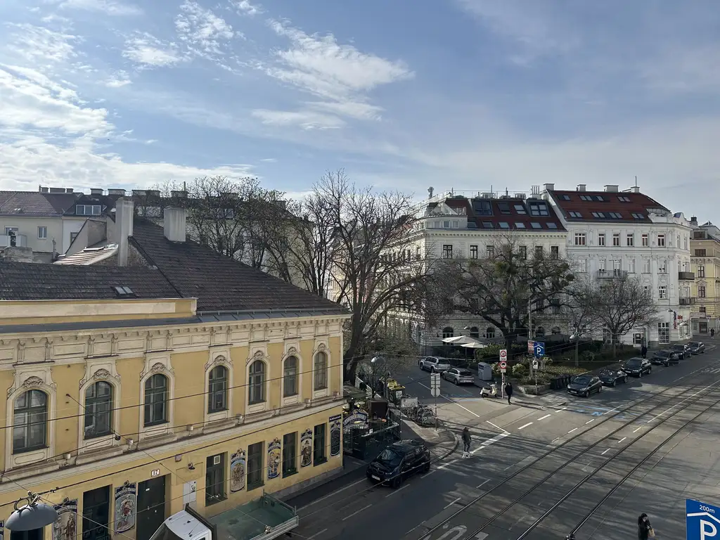 Wiener Klassik: Sanierungsbedürftige Wohnung mit Balkon