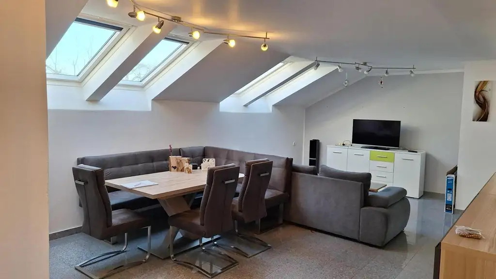 „Sonniges Dachgeschoss-Highlight in Gralla!“ 4 Zimmer Garage und mehr...