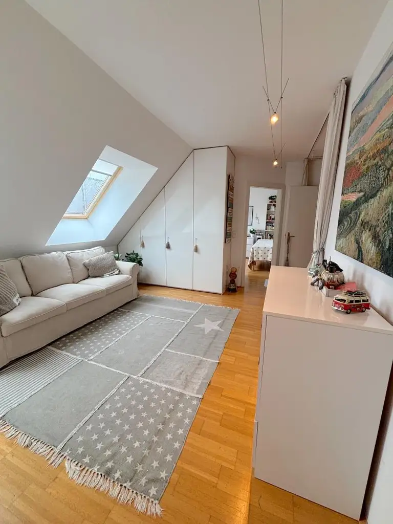 Gut geschnittene Dachgeschoßwohnung in beliebter Wiener Lage