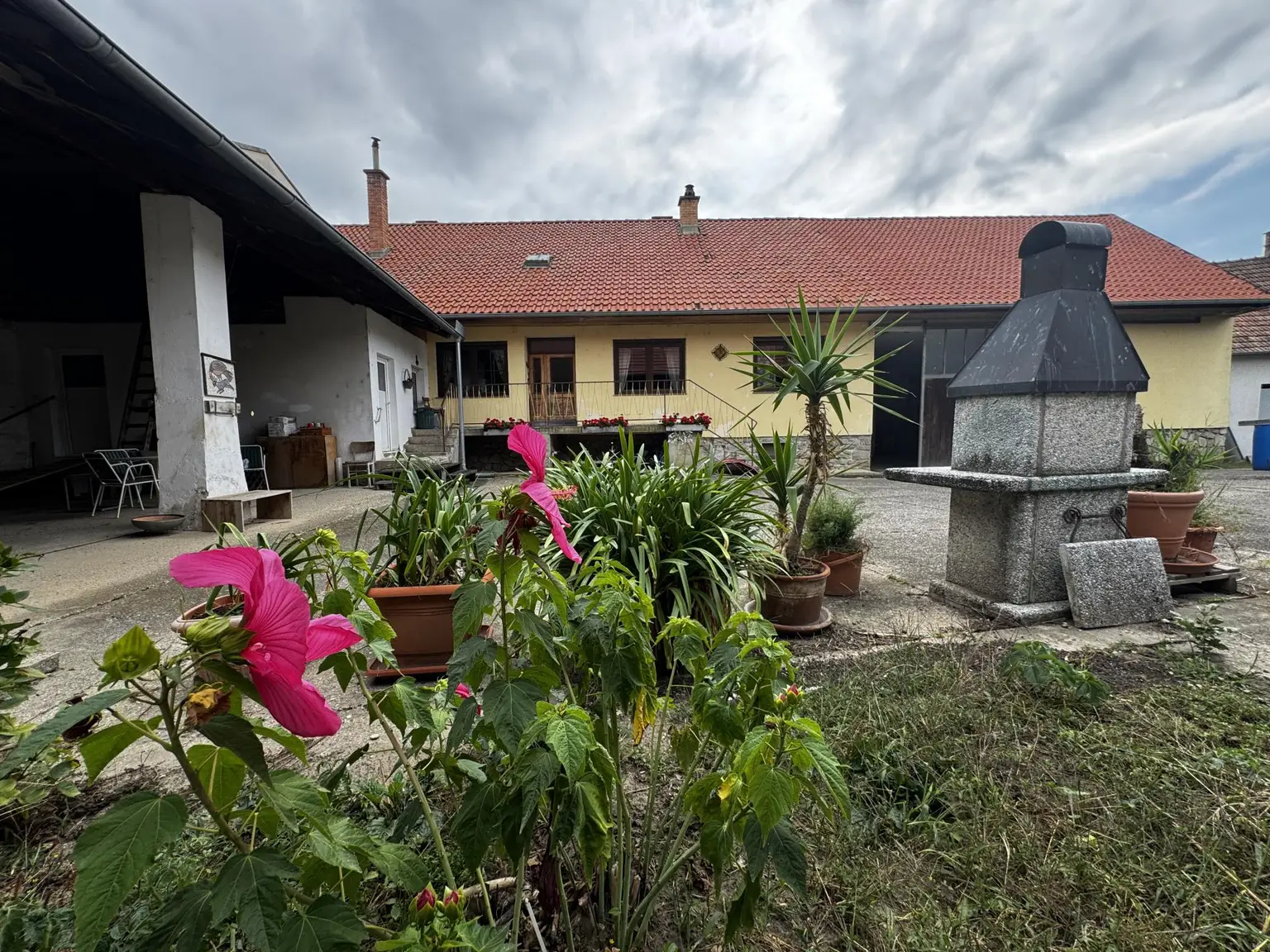 Ehemaliger Bauernhof mit Wohnhaus, Innenhof & Nebengebäuden & Pferdeoption