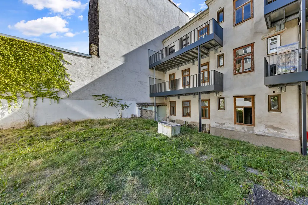 Sanierungsbedürftige Altbauwohnung inklusive Balkon