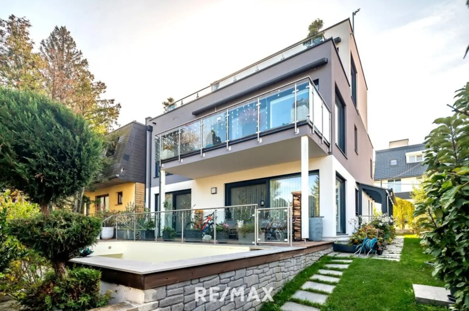 WOHNEN MIT STIL | KOMFORT | LUXUS UND SWIMMINGPOOL in Grünruhelage.