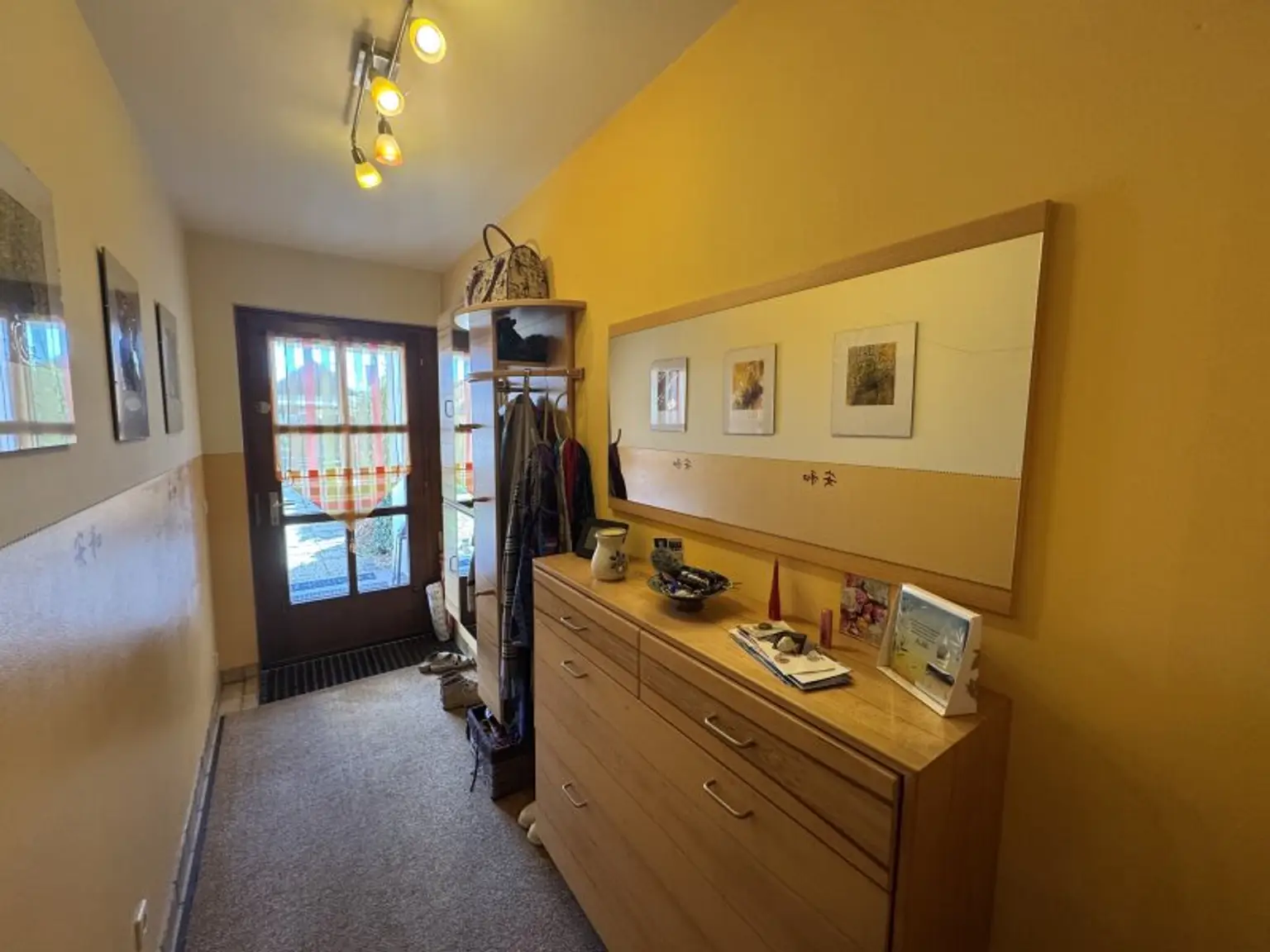 Geräumiges Reihenhaus mit vielseitig nutzbaren Praxisräumen im Untergeschoss