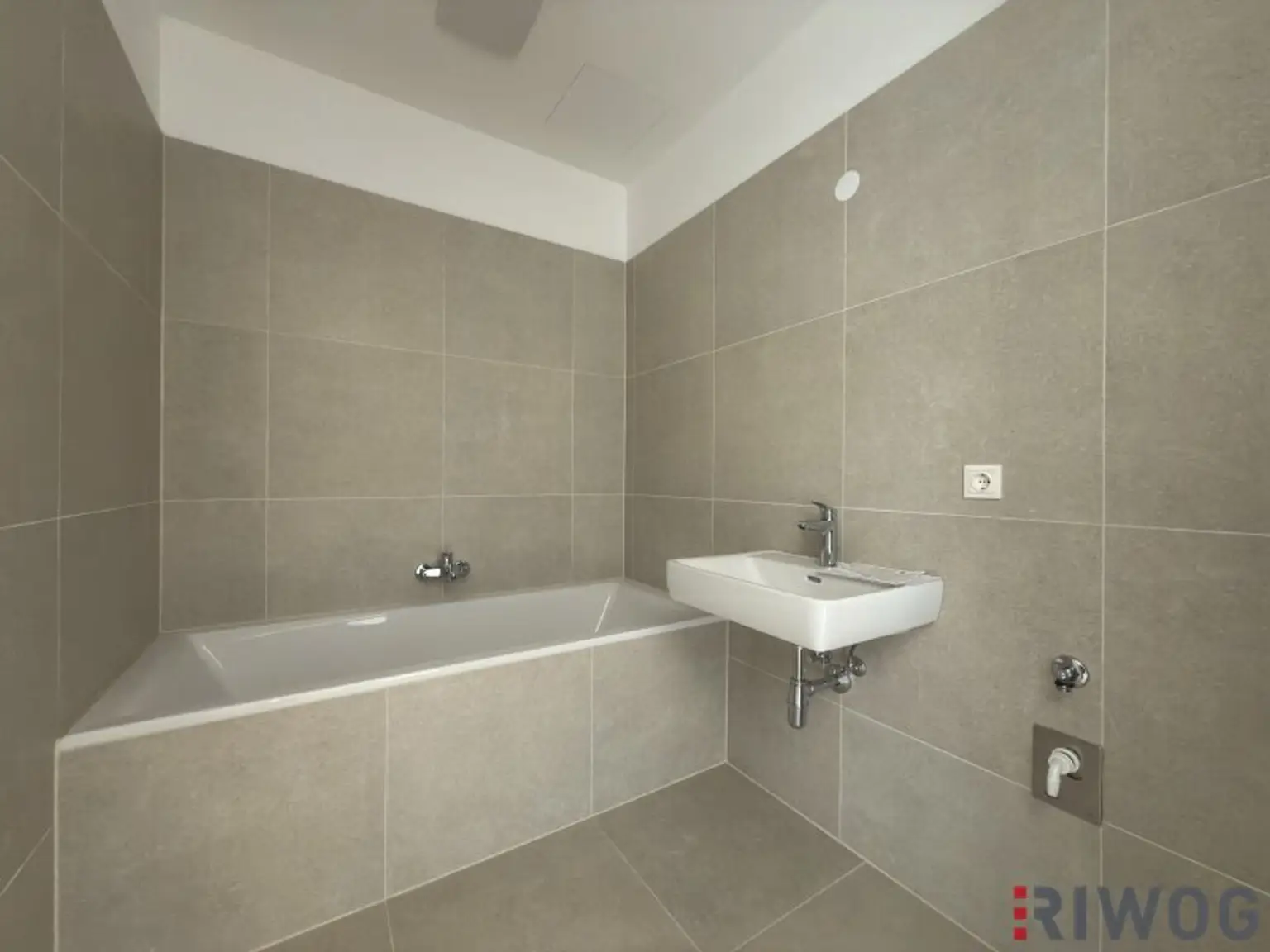 HERBSTAKTION - NEUE PREISE |  3-Zimmer Altbauwohnung mit großzügiger Verglasung und südseitigem Innenhofbalkon  | Fernwärme