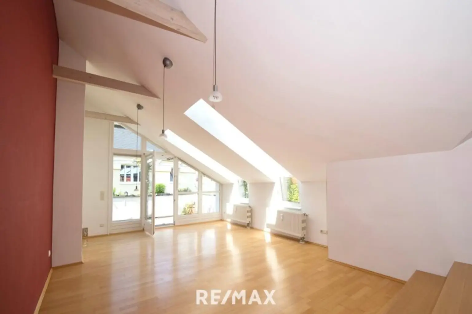 offenes Wohnzimmer mit Ausgang zur Dachterrasse