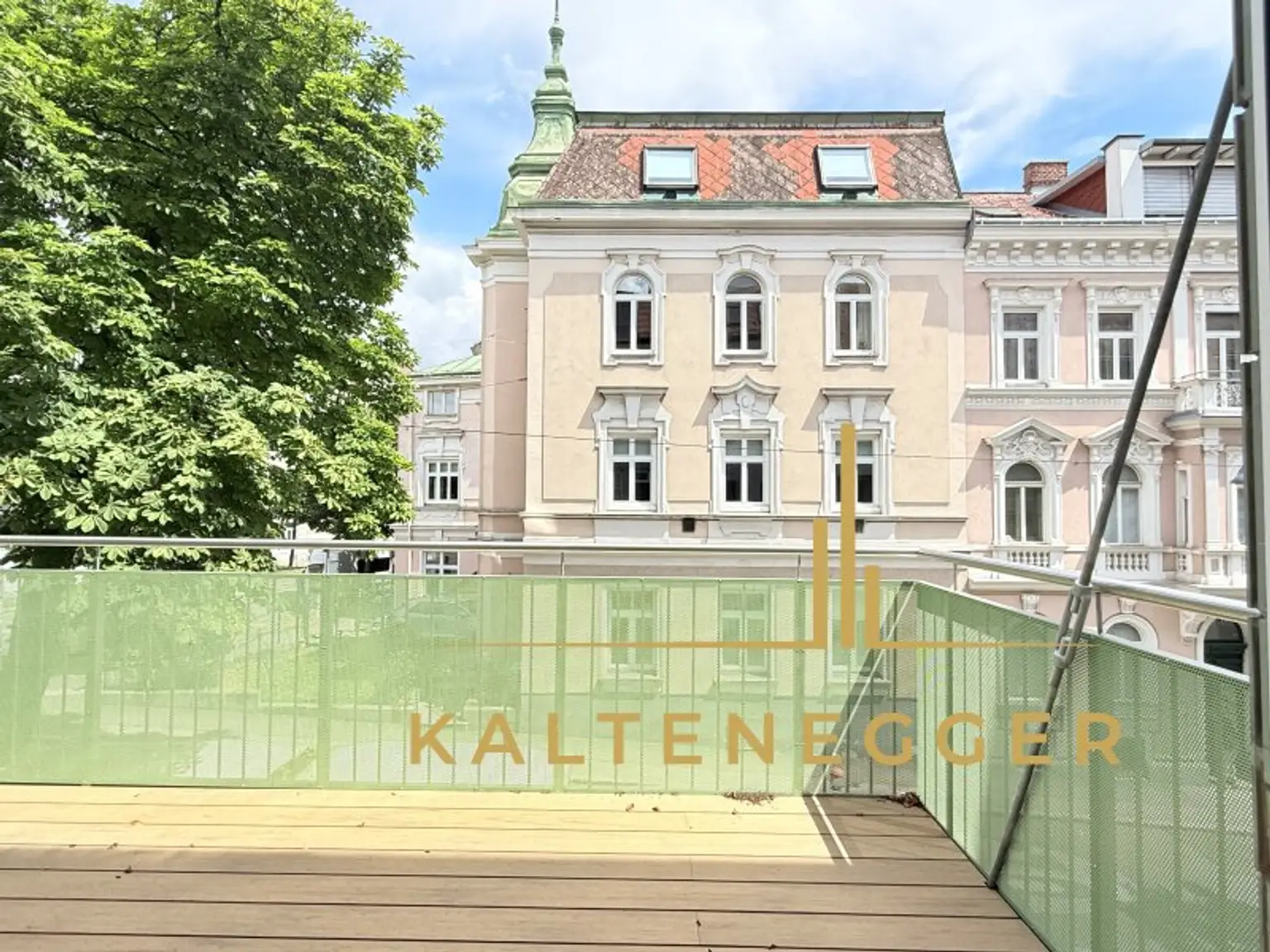 Erstbezug nach Sanierung: Tolle 4-Zimmer Wohnung mit großem Balkon, TG-Platz anmietbar