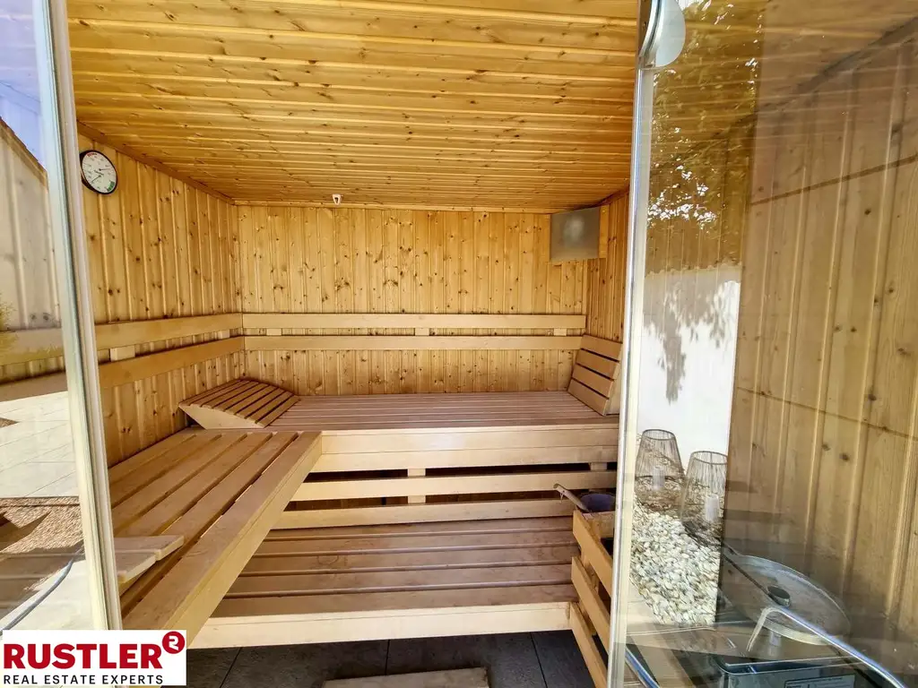 Großzügiges Einfamilienhaus mit separater Wohneinheit  & Pool
