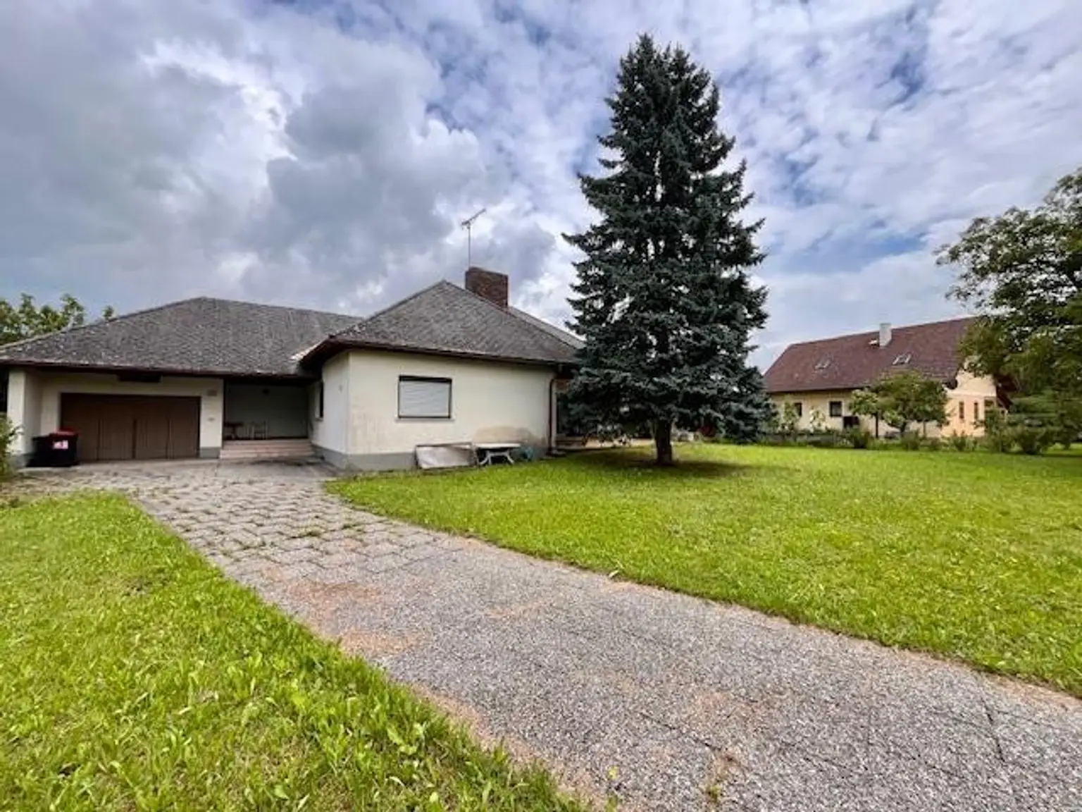 Ruhig gelegenes Baugrundstück mit Altbestand am Stadtrand von Wels zu verkaufen