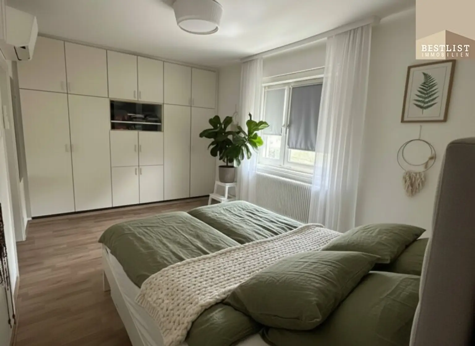 Einfamilienhaus mit Zubau - Tiefgarage und Garten