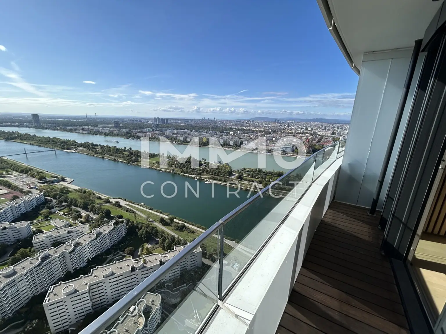Möbliertes Apartment im 42. Stock mit Weitblick auf die Donau! Pool, Spa und Fitness inklusive!