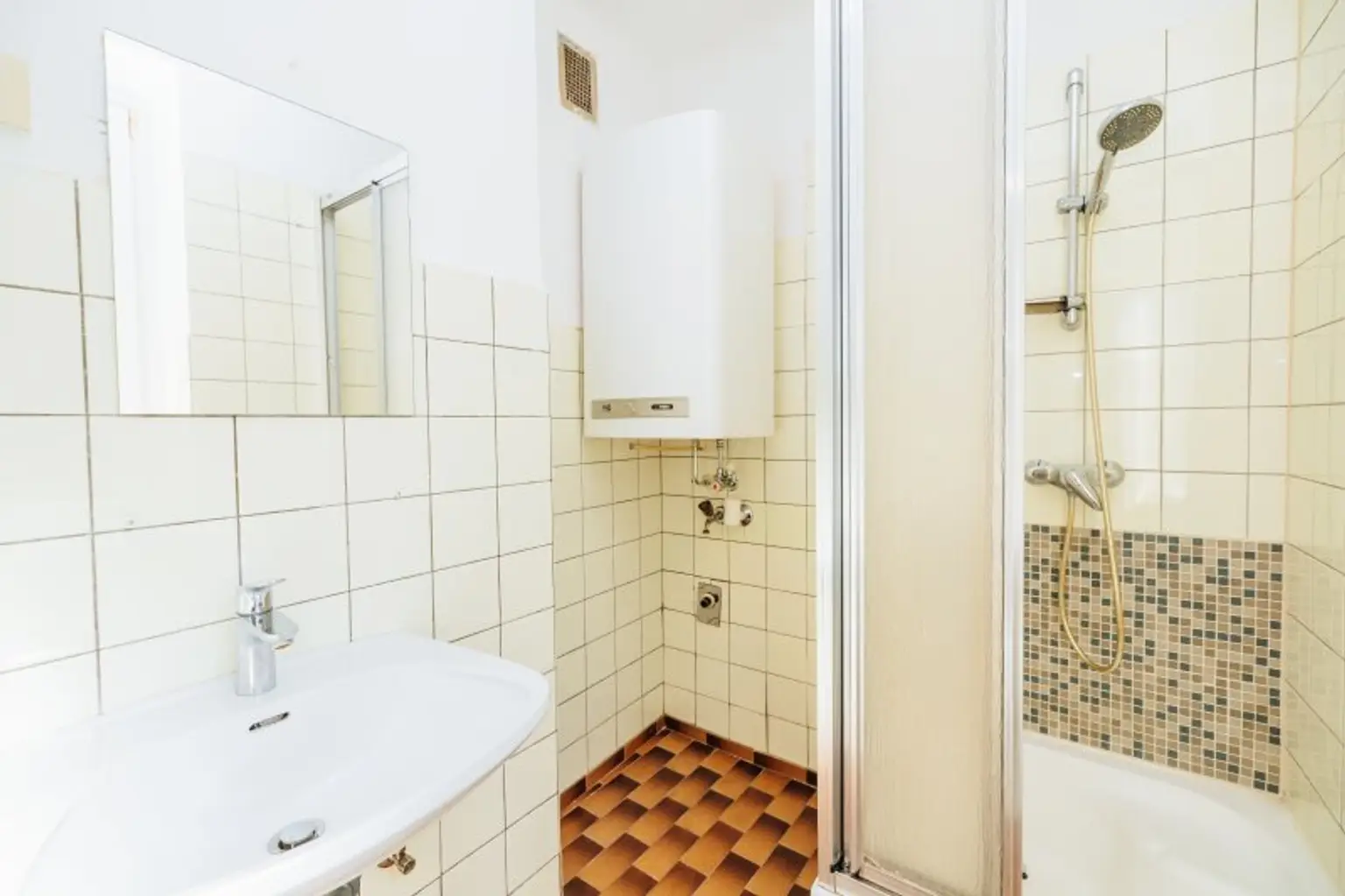 GEIDORF I ZENTRALE STADTLAGE I GRÜNBLICK I RUHIGES WOHNUMFELD I BADEZIMMER MIT DUSCHE UND FENSTER I PROJEKT WOHNEN I