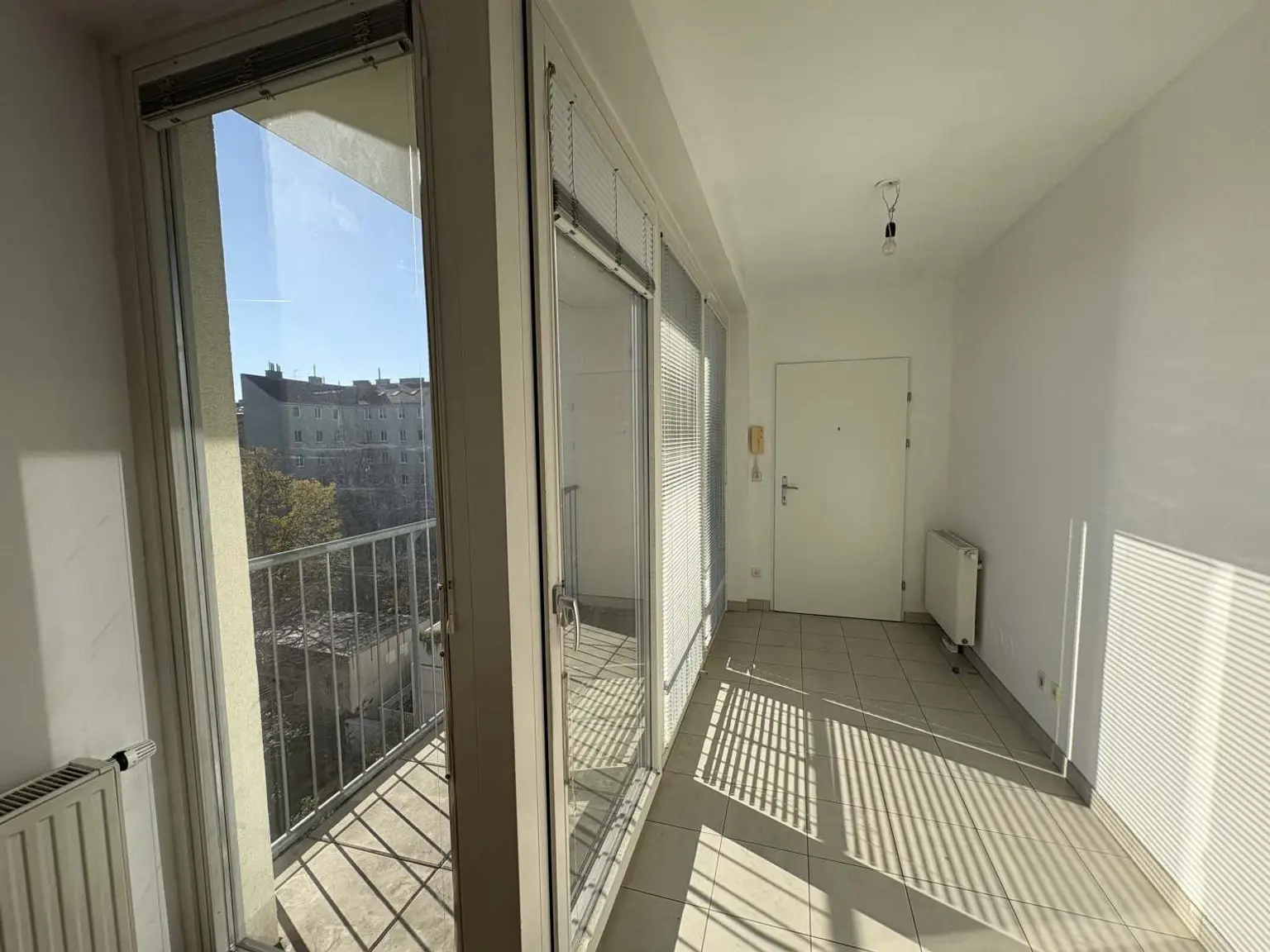 Lichtdurchflutete 2-Zimmer-Wohnung
- Loggia in den Innenhof - direkt beim Enkplatz!