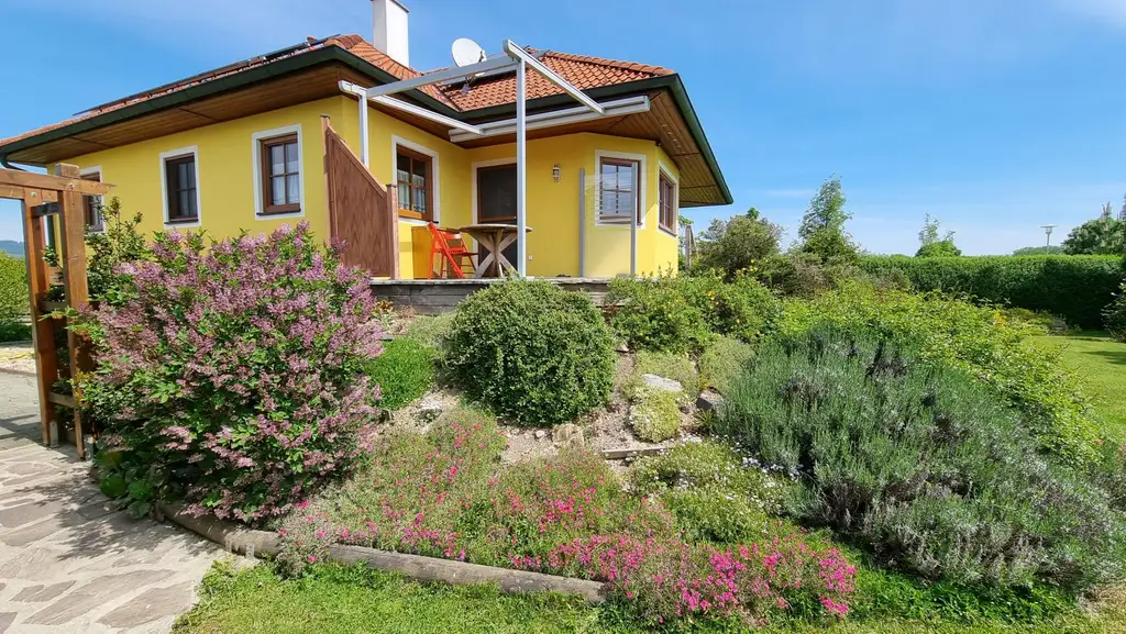 Charmanter Bungalow mit großem Garten, Photovoltaik & Teichanlage