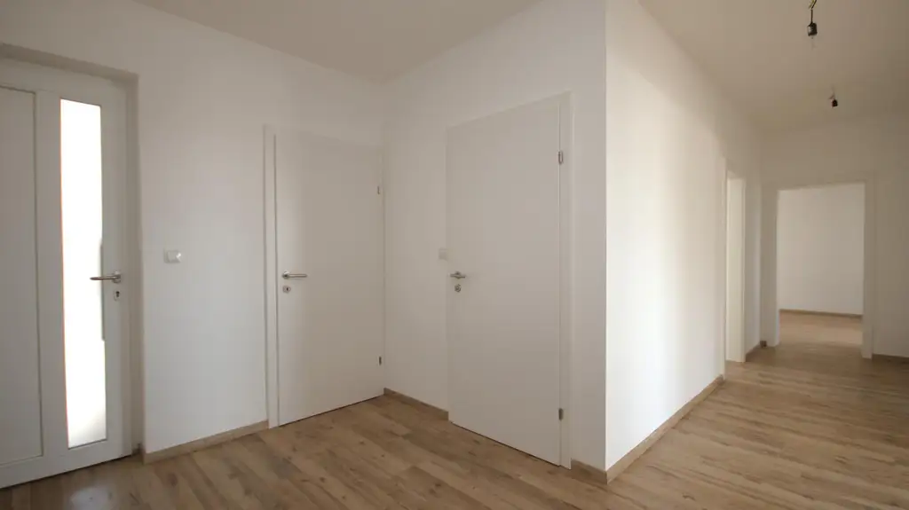 GROSSE TERRASSE, DURCHDACHTES RAUMKONZEPT! 2 Carportplätze