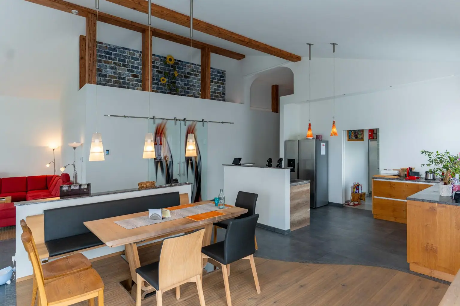 Top-Betriebsliegenschaft mit grosser Wohnung und Direktzugang zur A1 - Ideal für Lager, Dienstleistung & Lieferlogistik