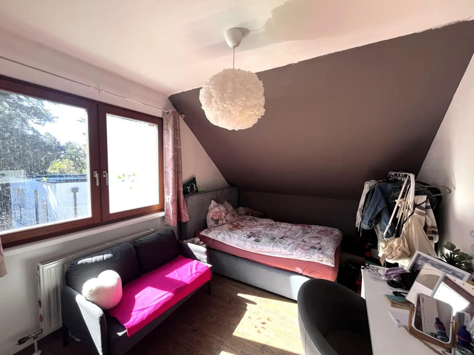 "Solides Haus mit Garten und Pool"