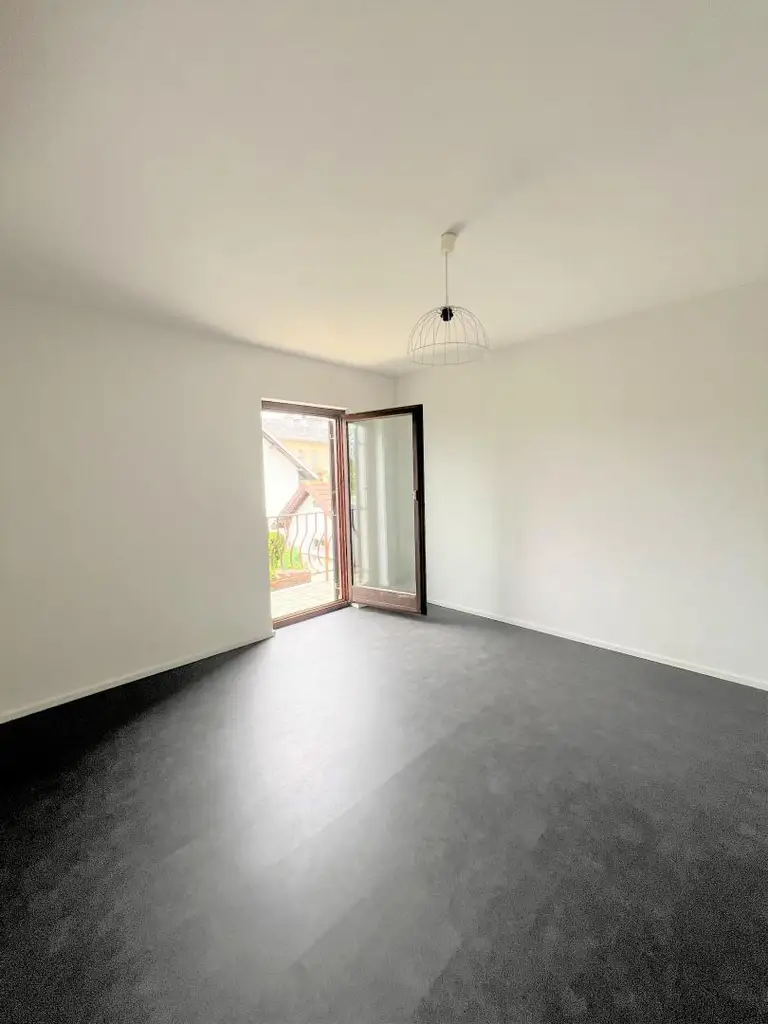 HÜBSCHES WOHNHAUS MIT NEBENGEBÄUDEN