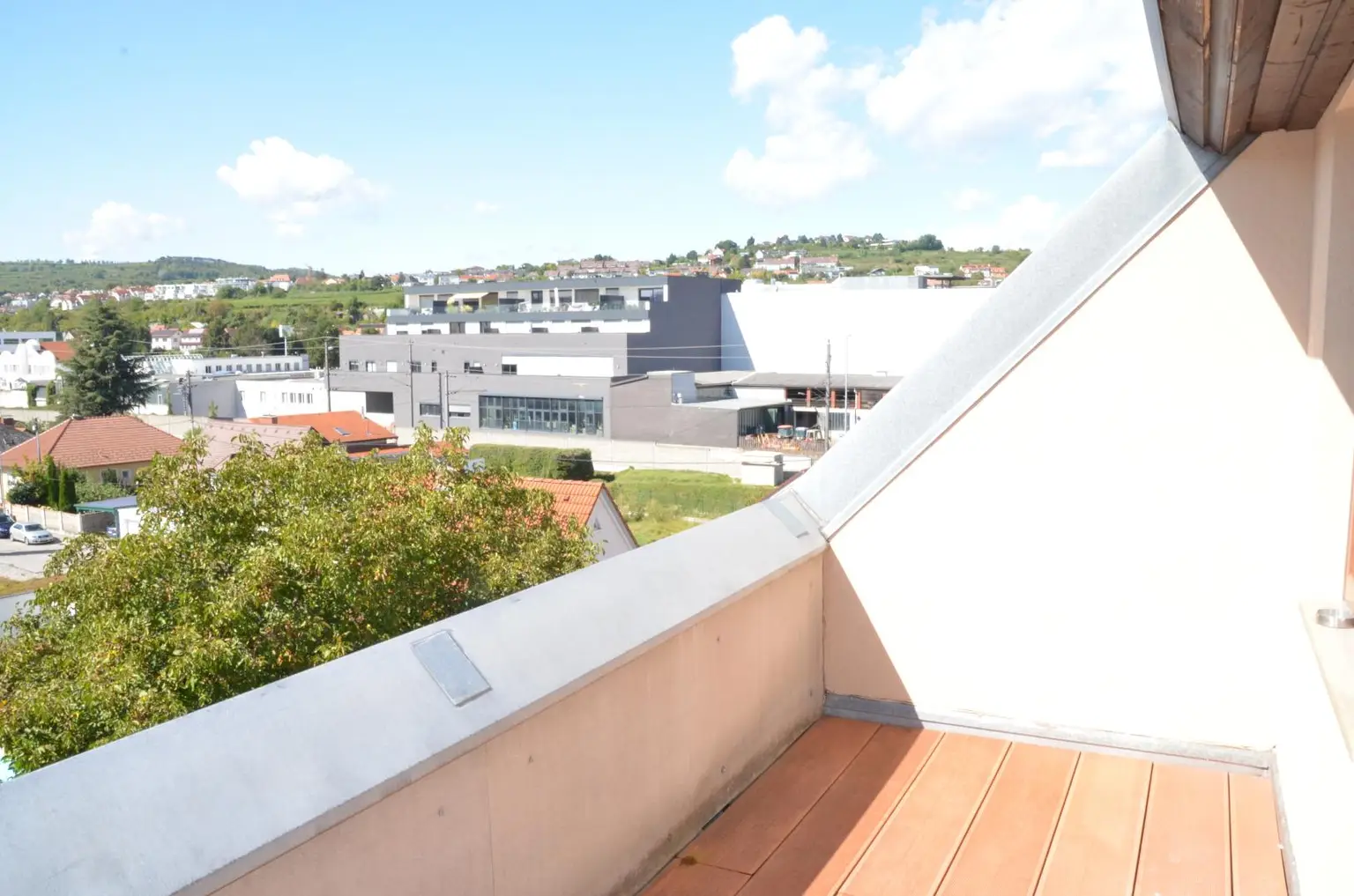 Neu adaptierte DG-Wohnung mit Terrasse und Tiefgarage