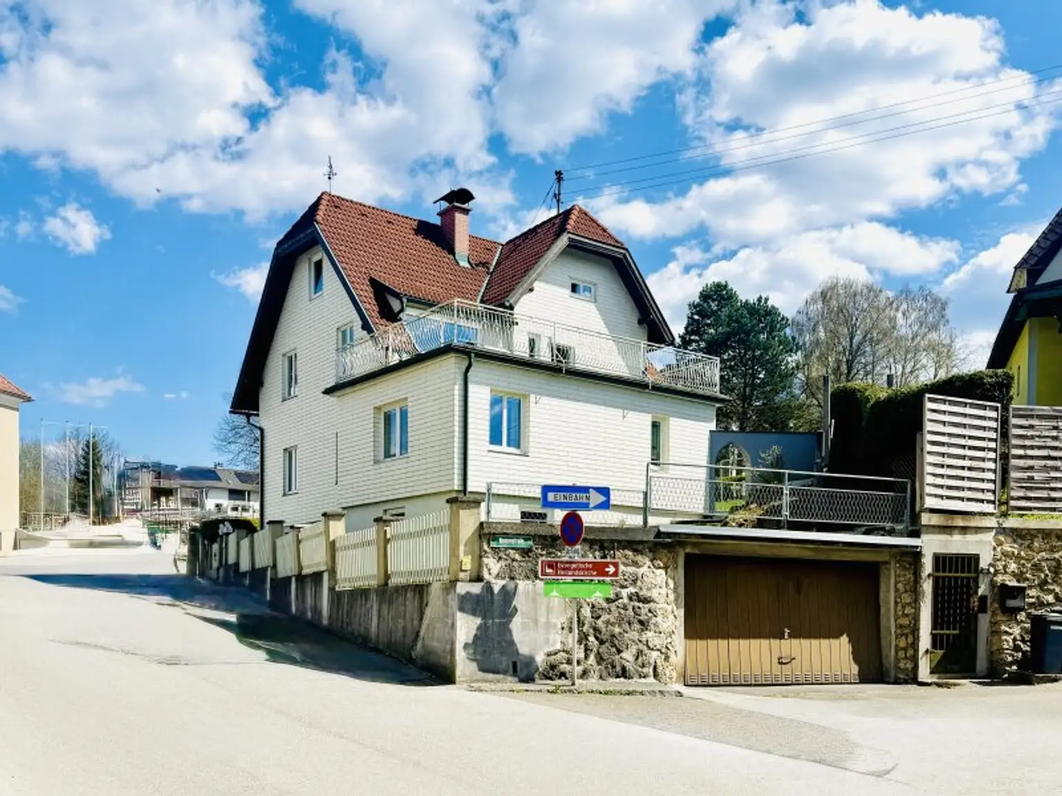 von der Straße aus gesehen mit Garage