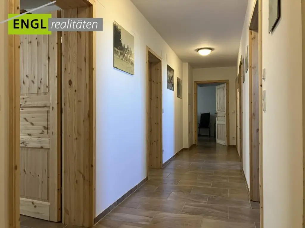Skandinavisches Blockhaus mit Galerie, Kamin und großem Grundstück mit Fernblick