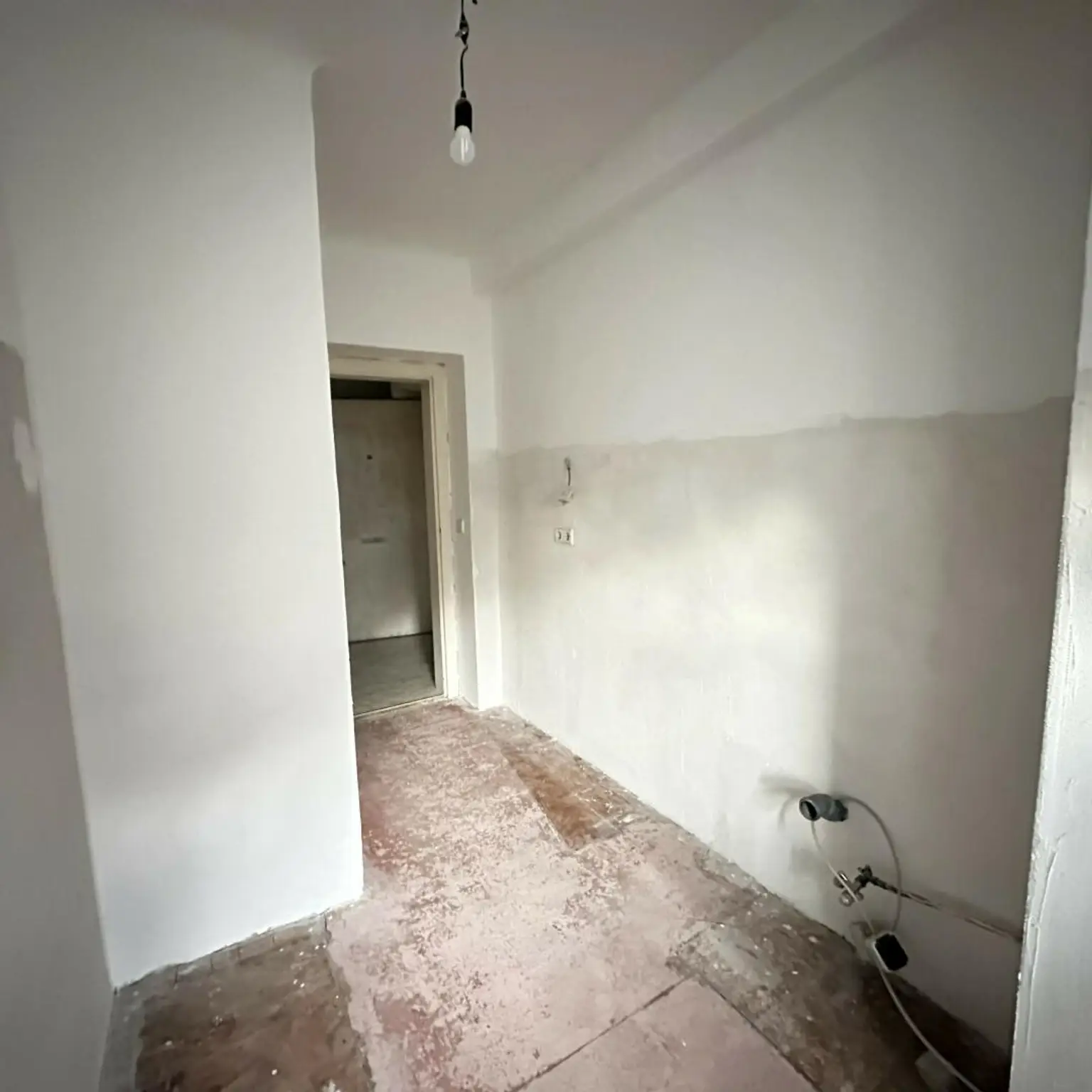 Sanierungsbedürftige 4 Zimmer Wohnung mit Potential