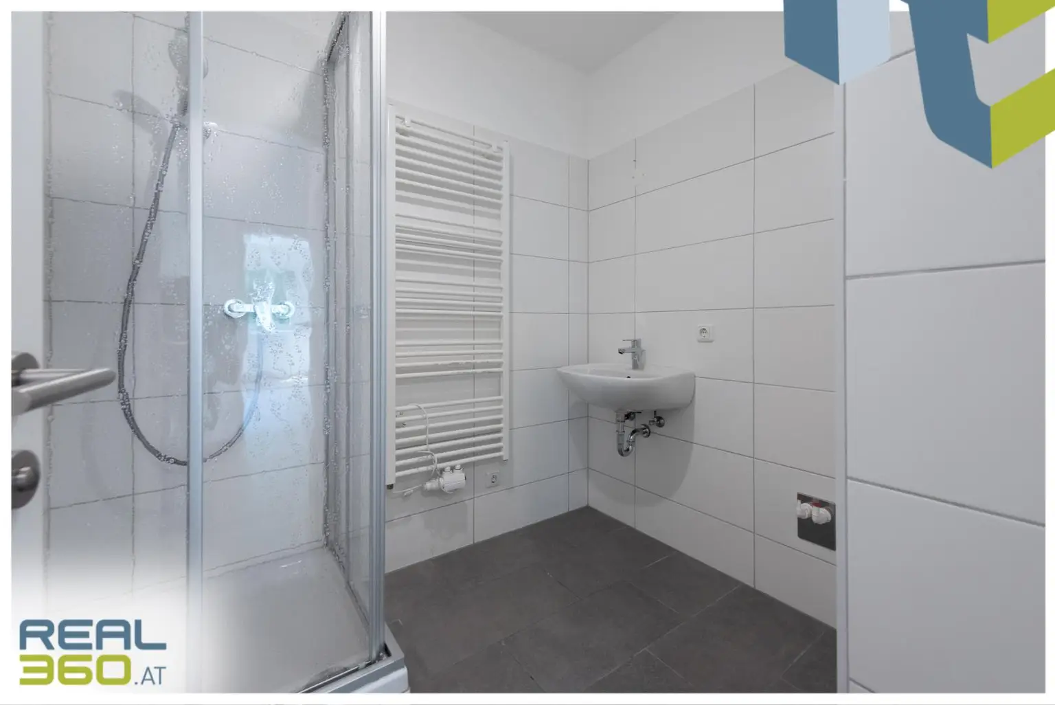 Bad mit Dusche und Waschmaschinenanschluss