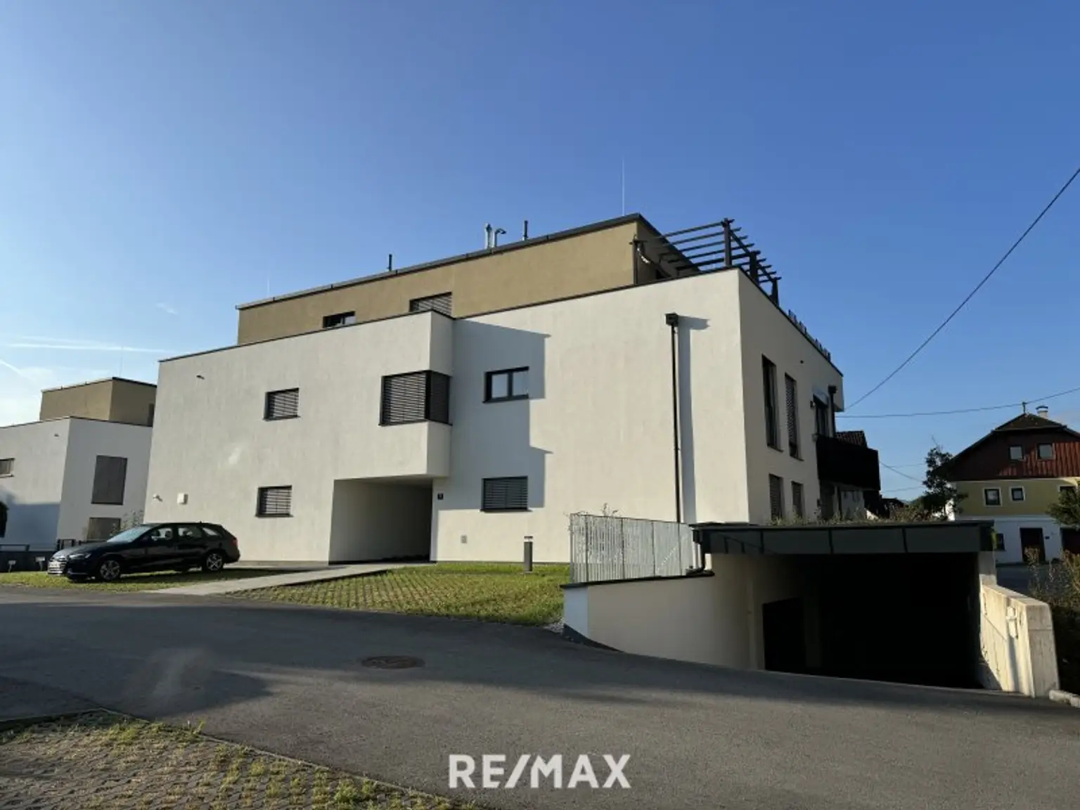 Einfahrt Tiefgarage - 2 Plätze im Mietpreis inkludiert