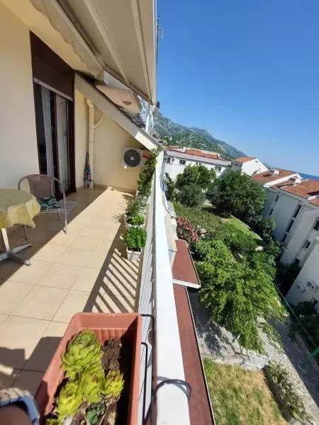 Neuwertige Etagenwohnung mit Terrasse und Blick auf das Meer