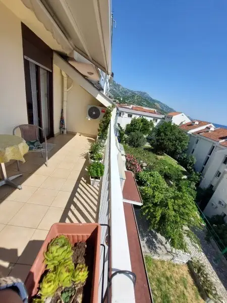 Neuwertige Etagenwohnung mit Terrasse und Blick auf das Meer