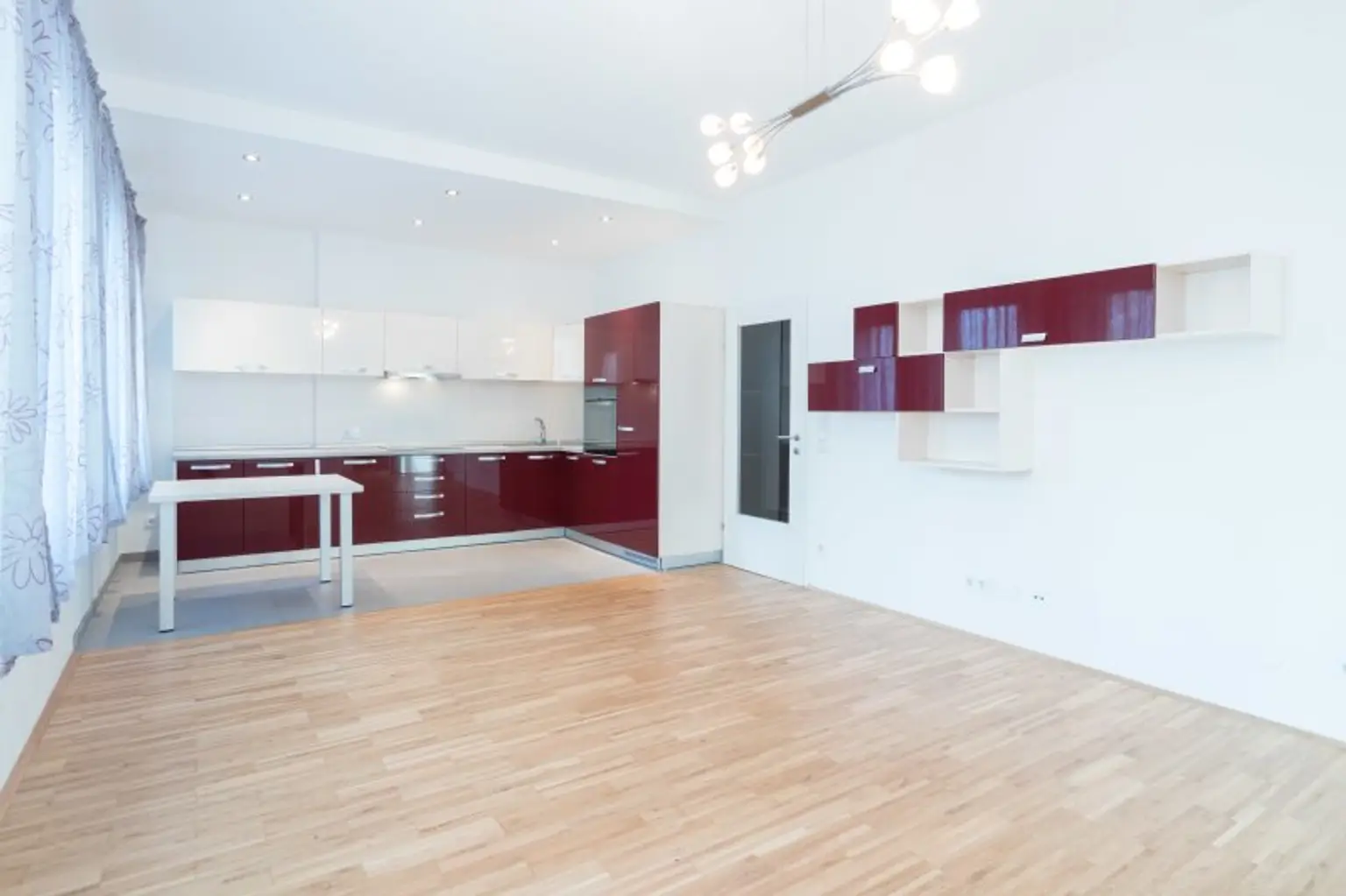 Sachen packen und einziehen! helle und teil-möblierte 2-Zimmer-Wohnung in 1040 Wien!