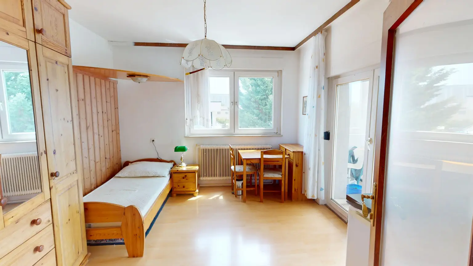 Großzügiges Zweifamilienhaus mit großem Garten und viel Potenzial