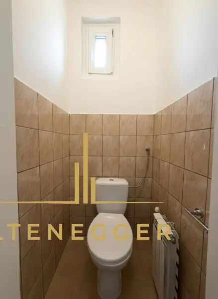 WC mit Fenster in den Garten