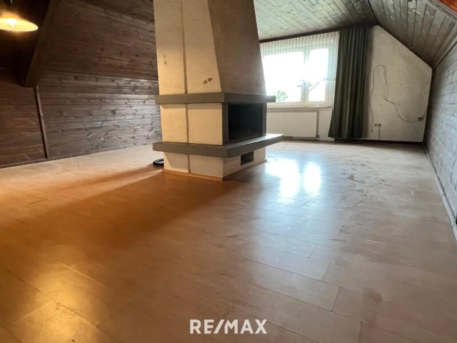 Dachgeschosszimmer mit Kamin 2