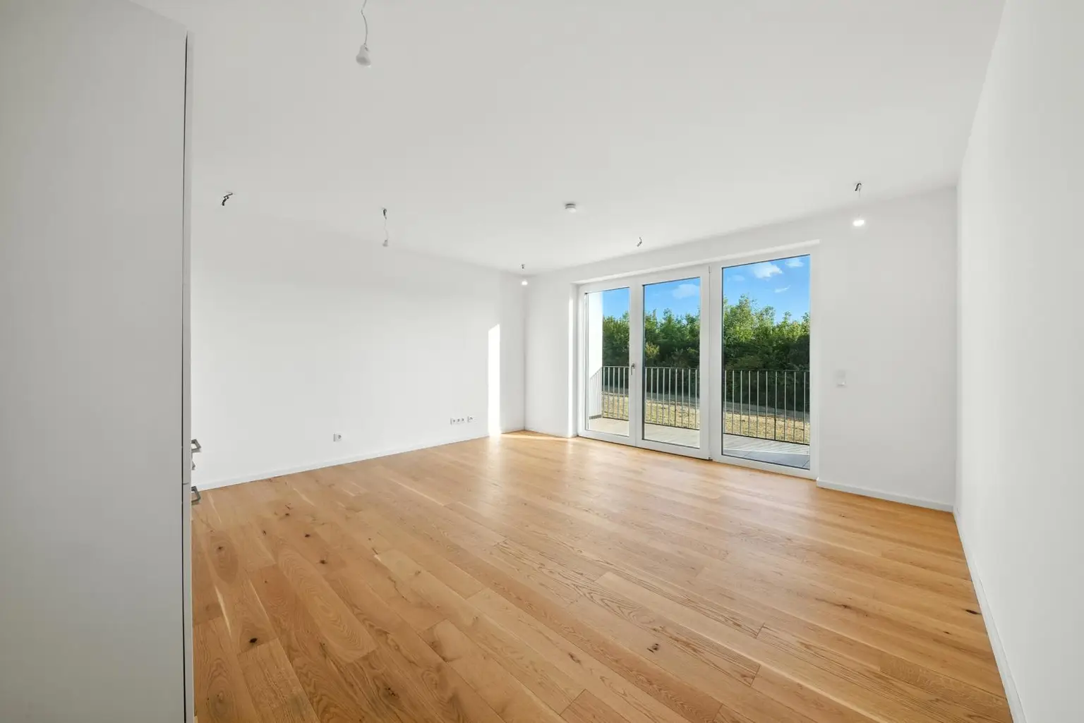 ERSTBEZUG! 3-ZIMMER WOHNUNG MIT BALKON und PKW-STELLPLATZ!