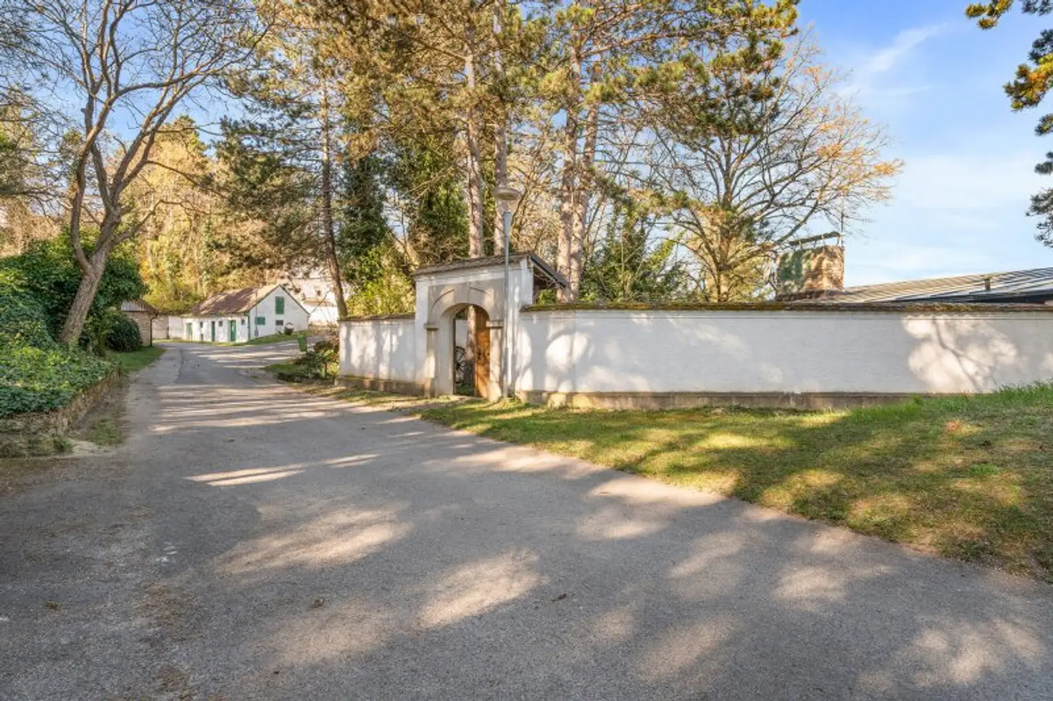 Großzügiges Anwesen mit WEITBLICK, historischer Weinpresse, Erdkellern und vielfältigen Nutzungsperspektiven