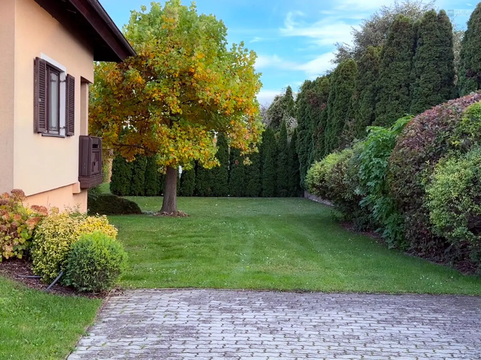 GARTENPARADIES   -  9.000 M² - 
LANDHAUS IN PARKLANDSCHAFT  
NUR 30 MINUTEN VON WIEN