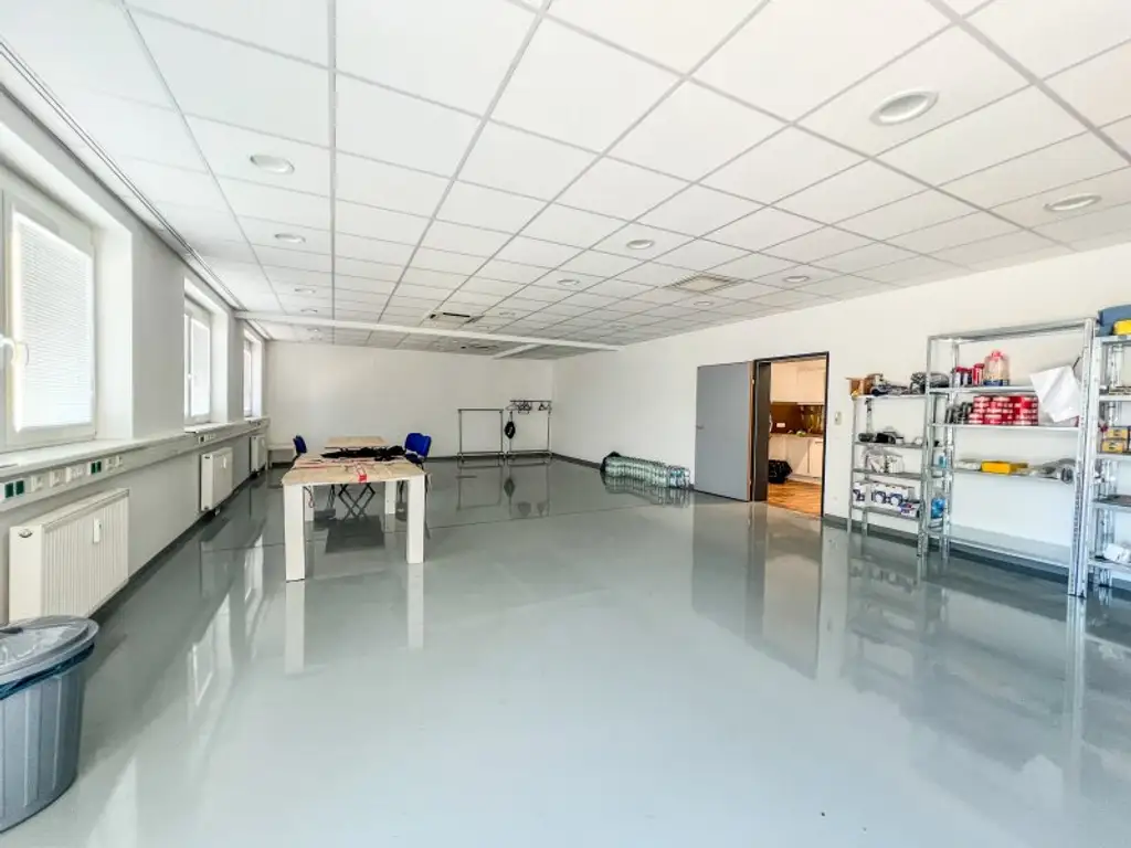 Büro- und Hallenkombination - U6-Station Perfektastraße
