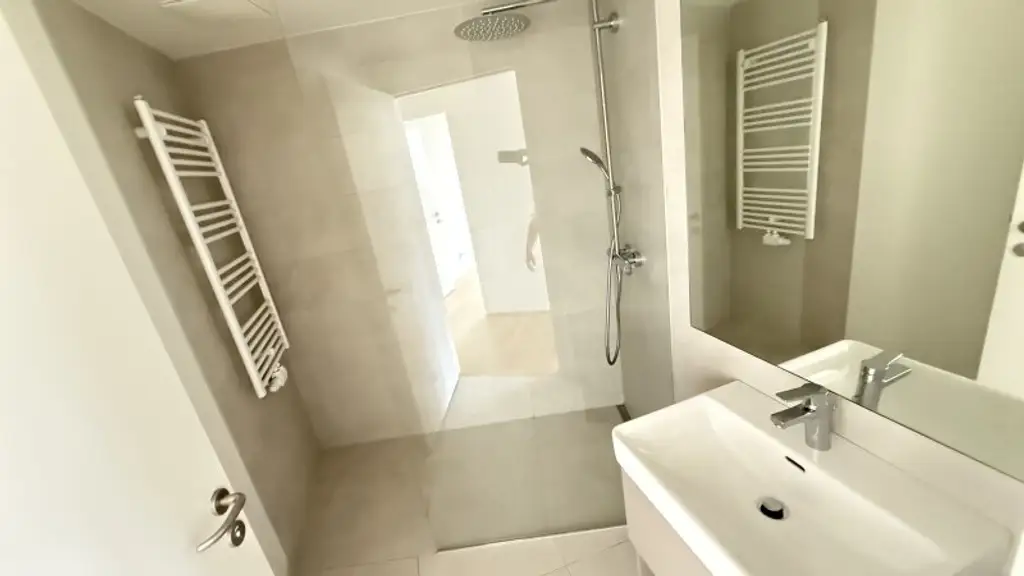UNBEFRISTETE 4-Zimmer im Neubau mit Freifläche