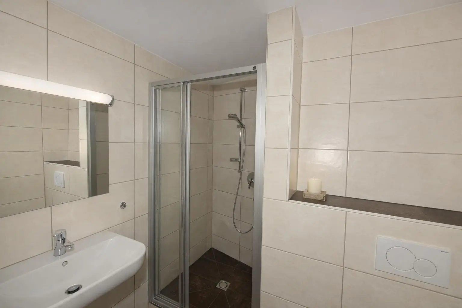 Badezimmer (OG 2 - Nebenhaus)