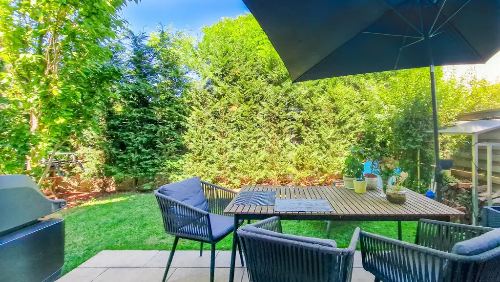 Niedrigenergie-Doppelhaushälfte in Mauer. 5 Zimmer, Terrasse, Garten und Autostellplatz