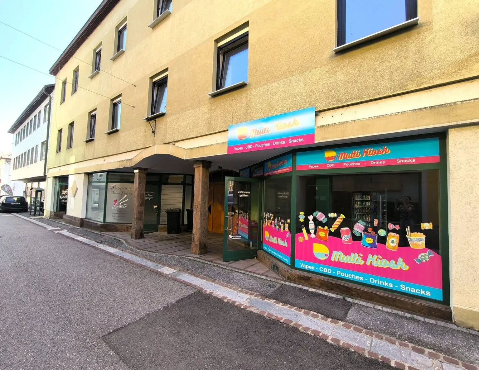 Zentral gelegenes Zinshaus mit 2 Wohnungen, 2 Geschäftslokalen und eigenem Ateliergebäude, teilsaniert.