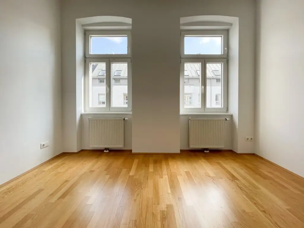 ALTBAUWOHNUNG MIT HOFSEITIGEM BALKON: 3 Zimmer inkl. Küche im 3. Liftstock