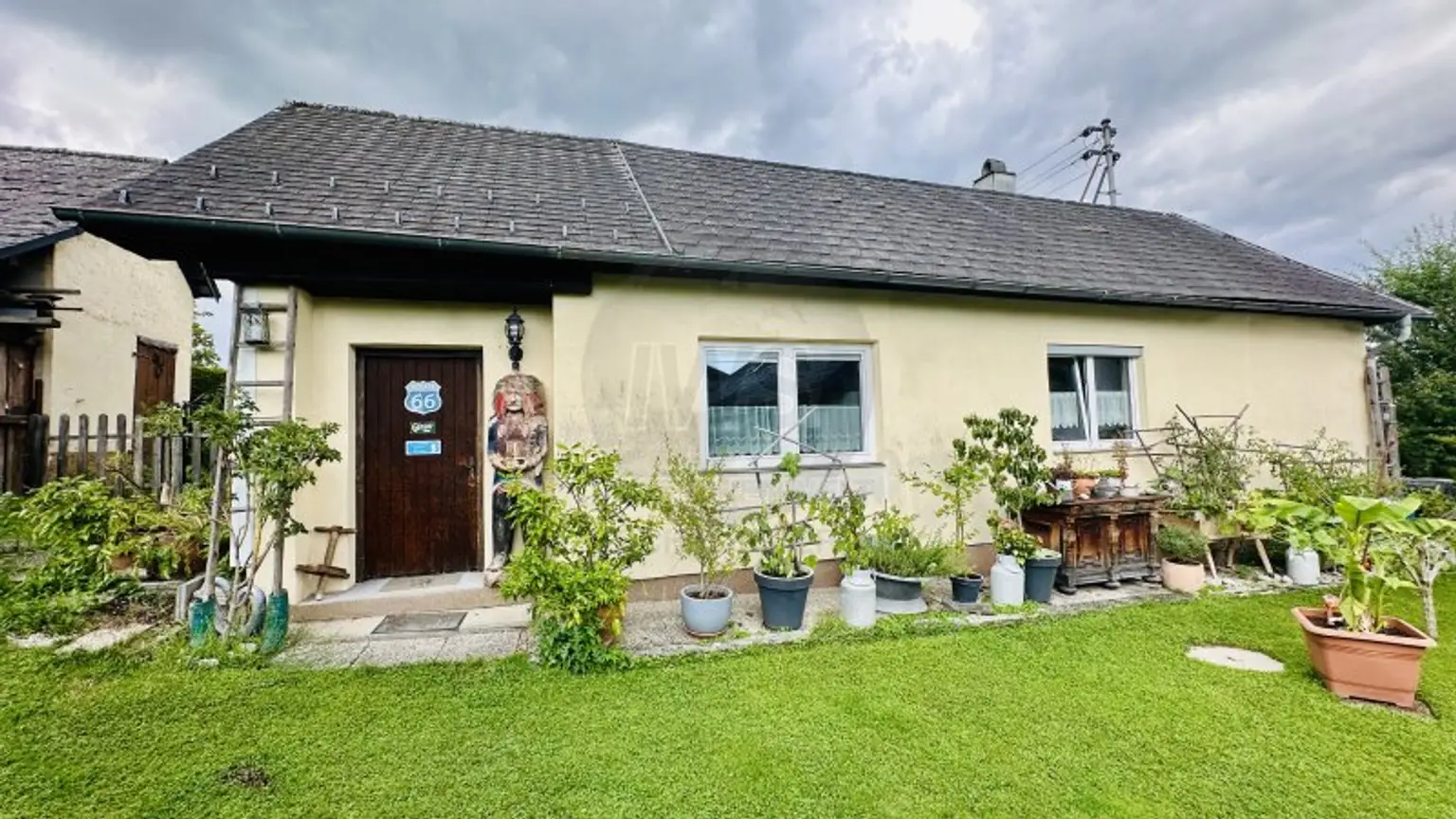 Zwei schöne Bungalows mit großem Garten