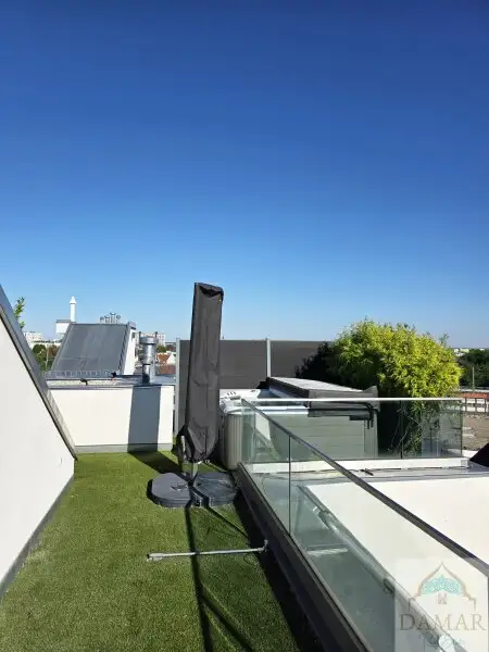 Den Arbeitsalltag im eigenen Whirlpool auf der riesigen Dachterrasse vergessen und die Seele baumeln lassen!