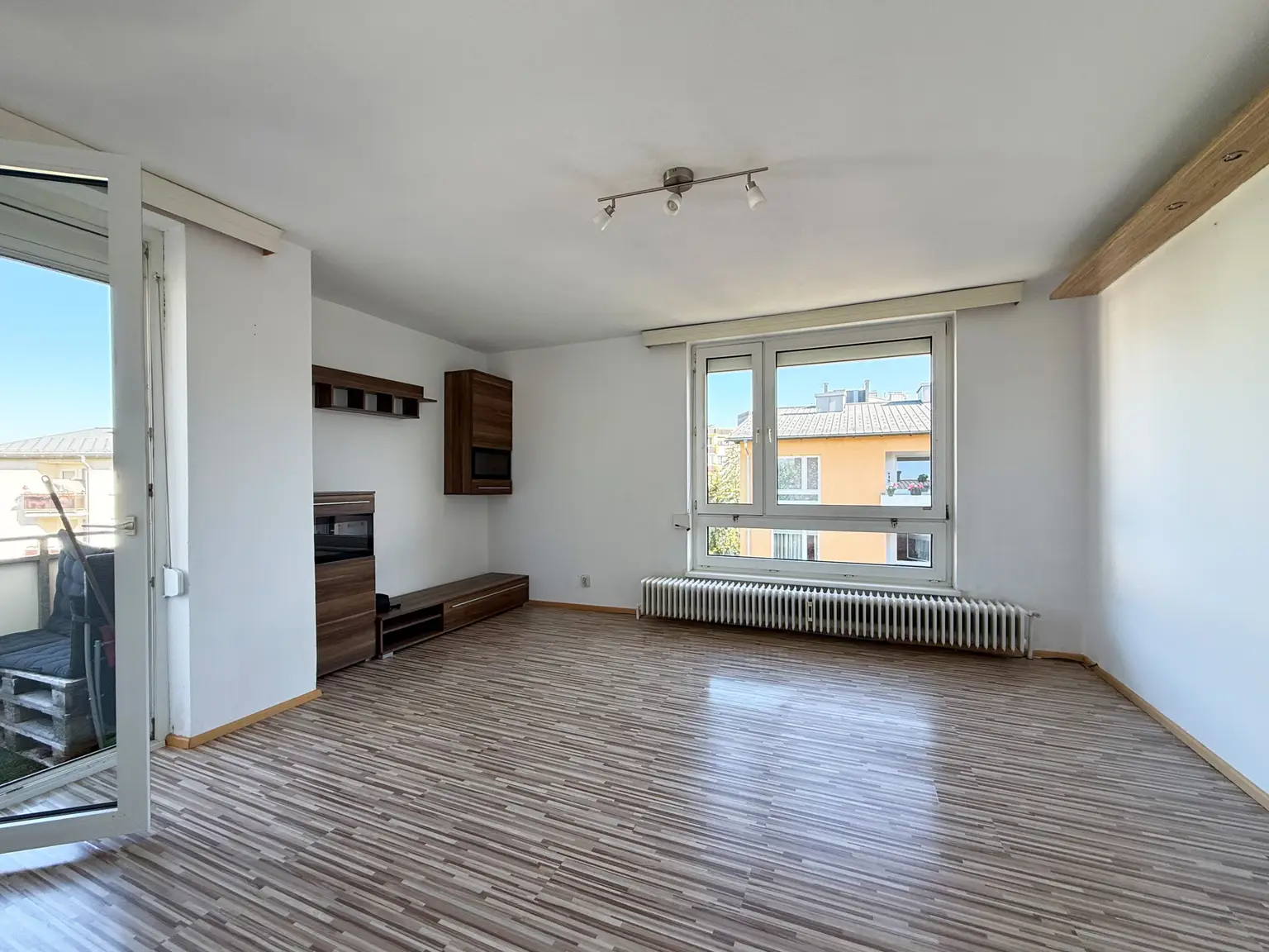 Wohnzimmer mit Balkon und großem Fenster